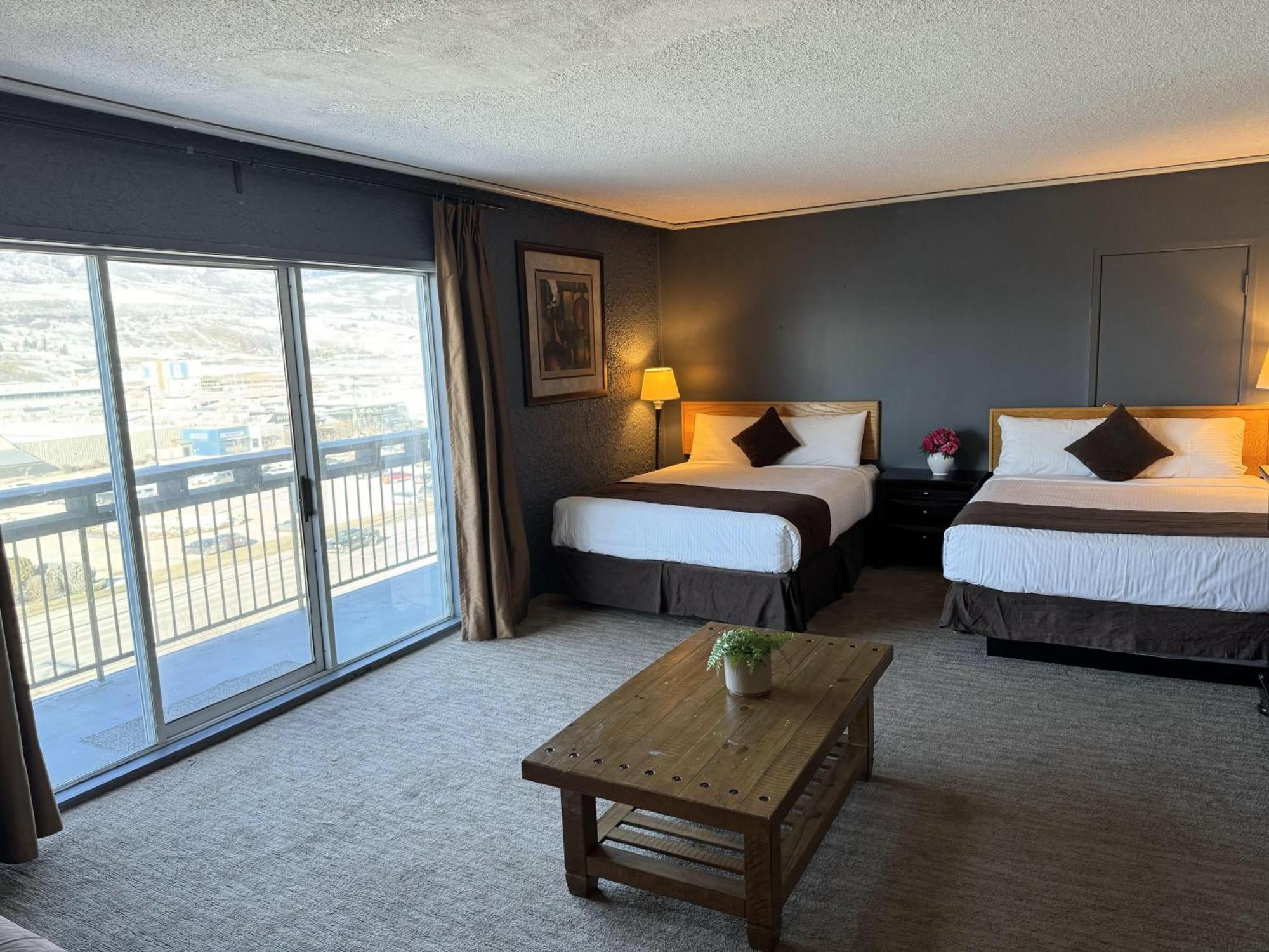 Divya Sutra Plaza And Conference Centre, Vernon, Bc ภายนอก รูปภาพ