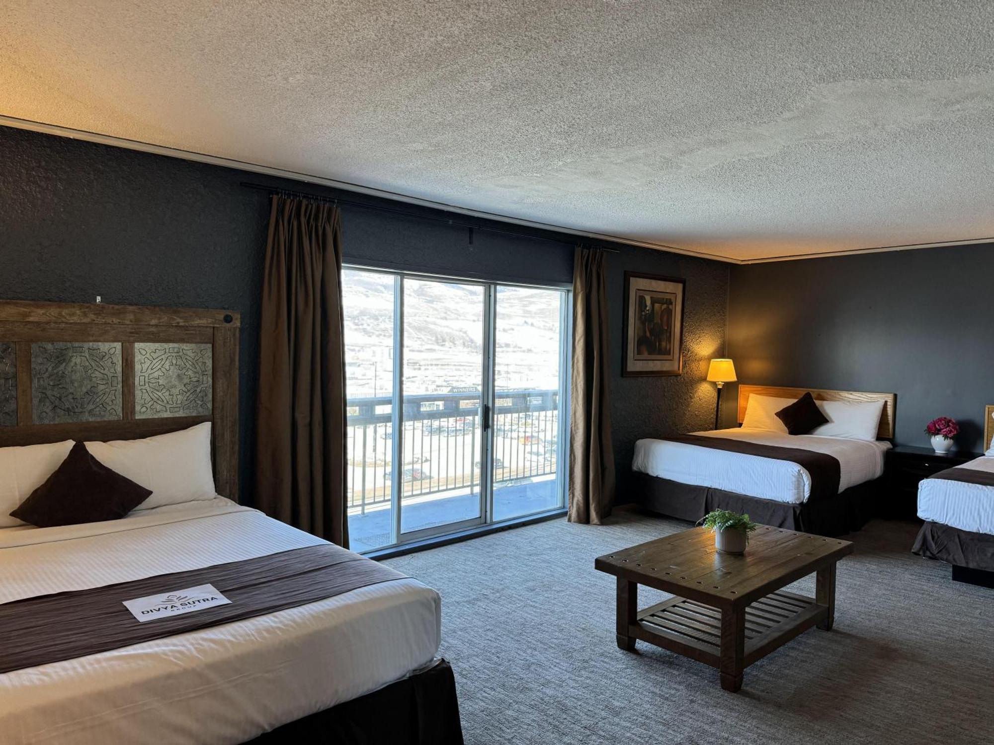Divya Sutra Plaza And Conference Centre, Vernon, Bc ภายนอก รูปภาพ