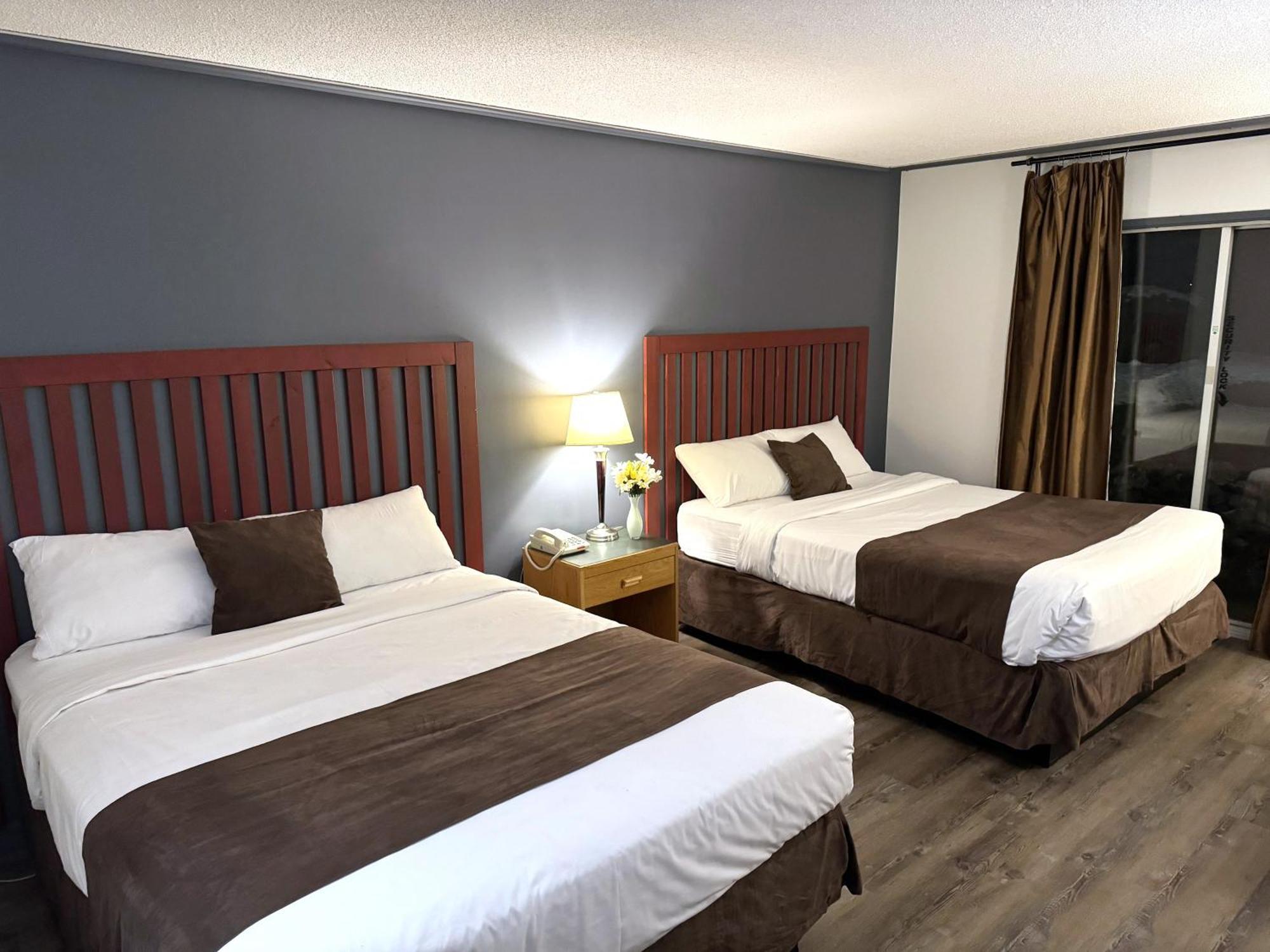 Divya Sutra Plaza And Conference Centre, Vernon, Bc ภายนอก รูปภาพ