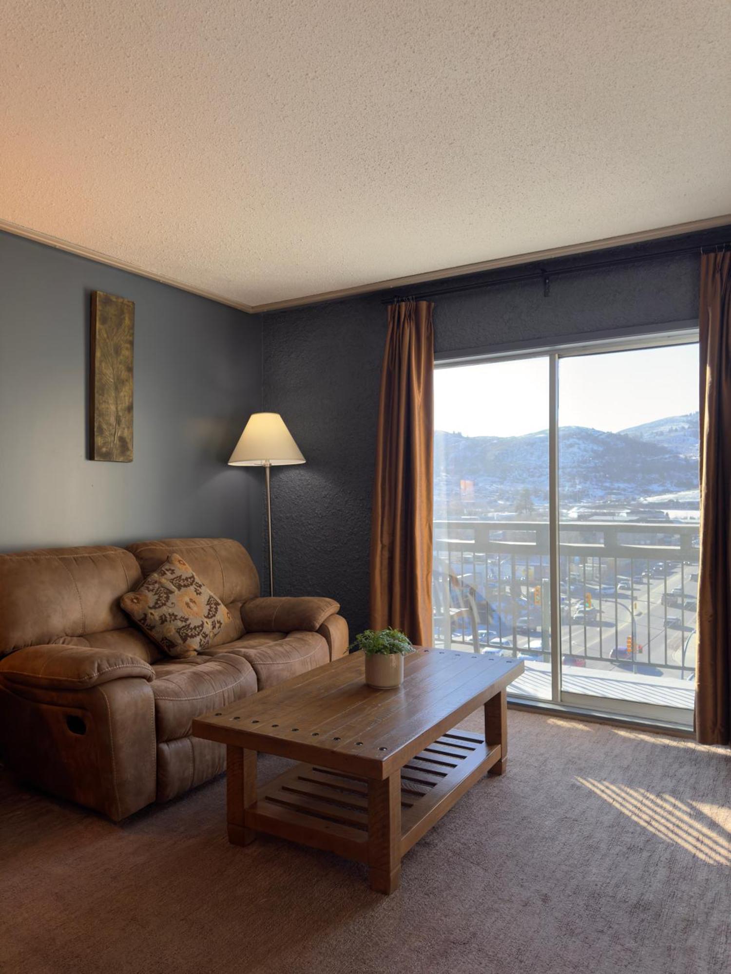 Divya Sutra Plaza And Conference Centre, Vernon, Bc ภายนอก รูปภาพ