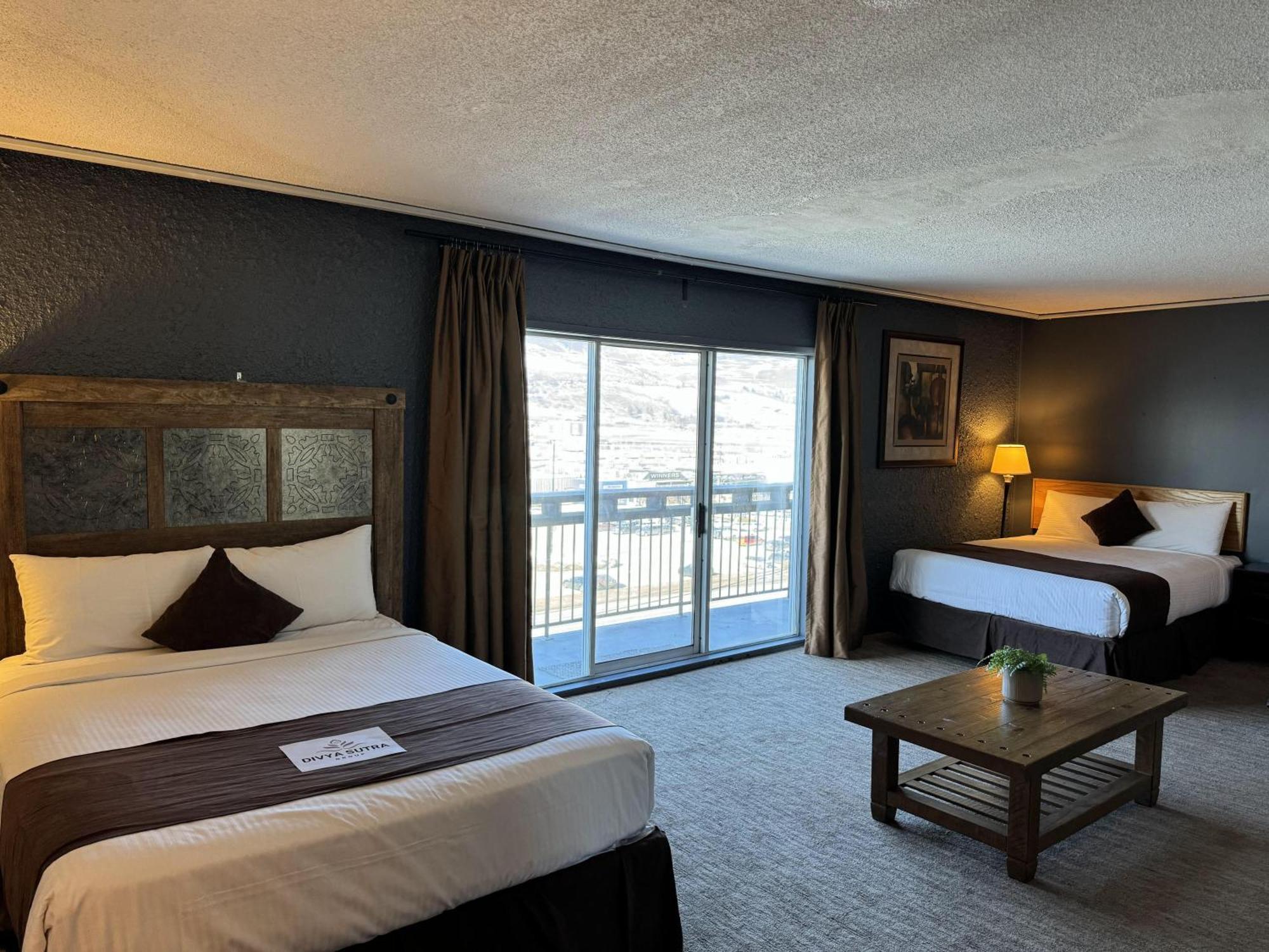 Divya Sutra Plaza And Conference Centre, Vernon, Bc ภายนอก รูปภาพ