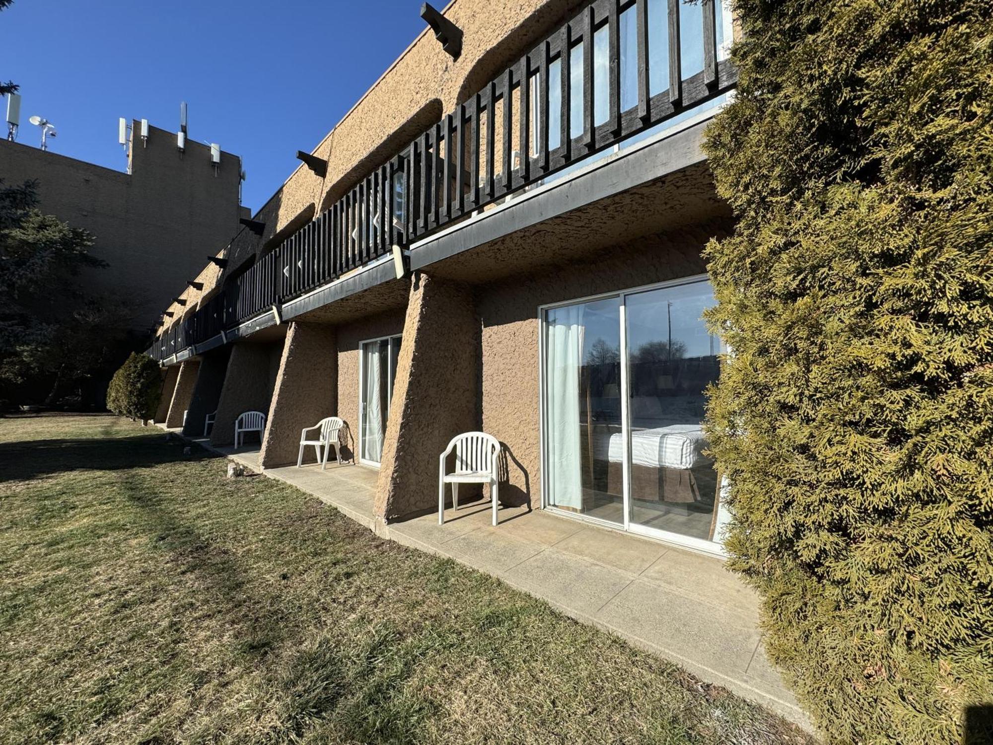 Divya Sutra Plaza And Conference Centre, Vernon, Bc ภายนอก รูปภาพ